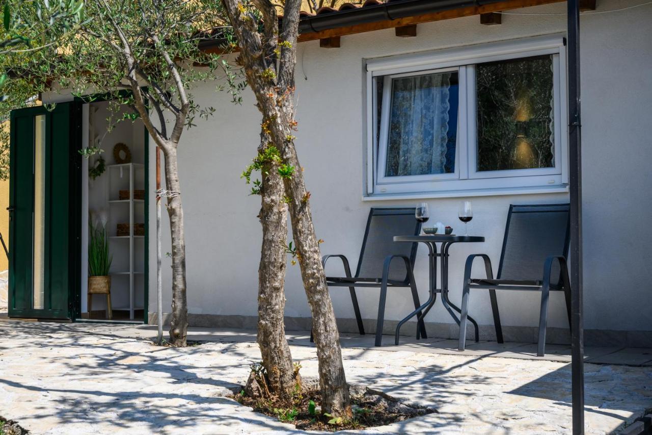 Mila And Jurija Formenti 2 Apartments In Heart Of Nautic Marina, With Heated Swimming Pool, Bikes, Sup, Kajak Skradin Exterior foto
